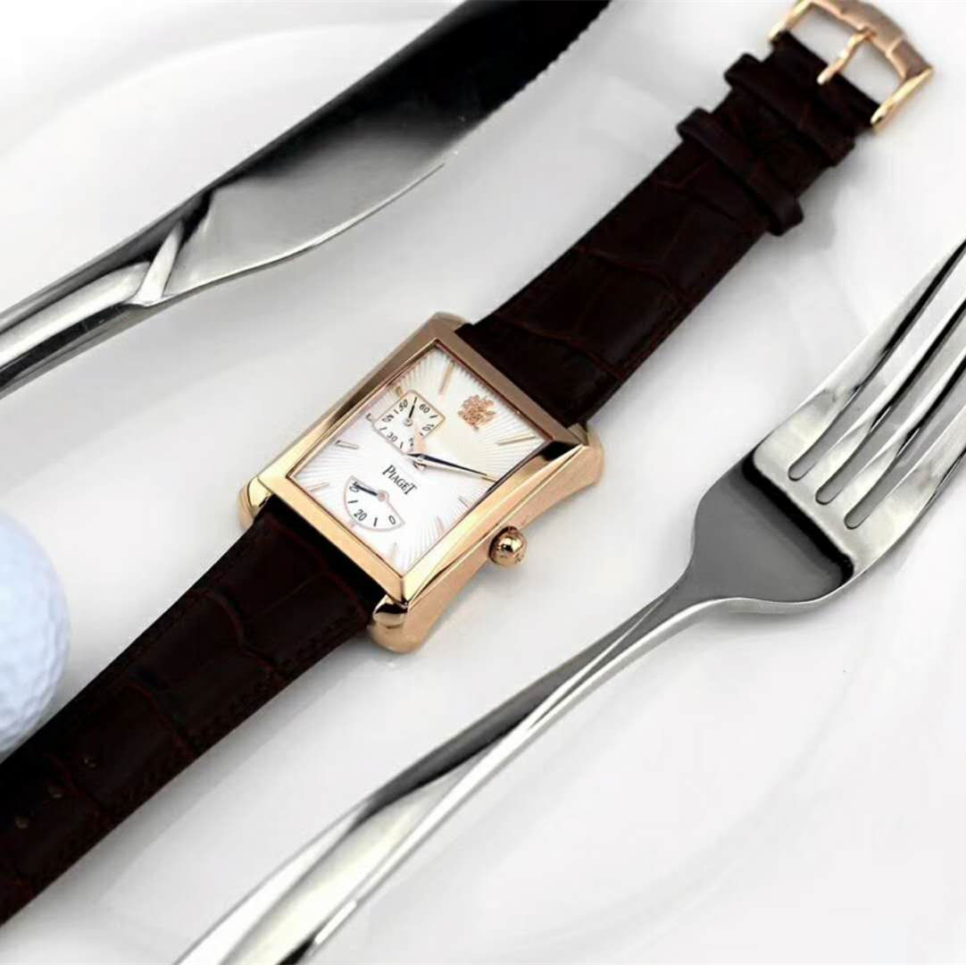 伯爵 Piaget Black Tie 方形系列 Emperador腕錶，錶盤飾有陽光放射飾紋，搭配時標及伯爵家徽
