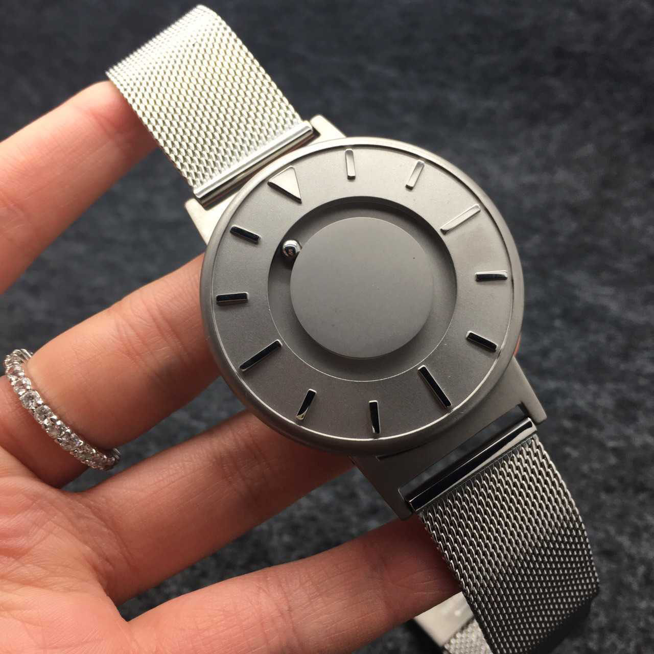 新品發布 潮人必備 Eone the Bradley 設計磁球觸覺腕錶