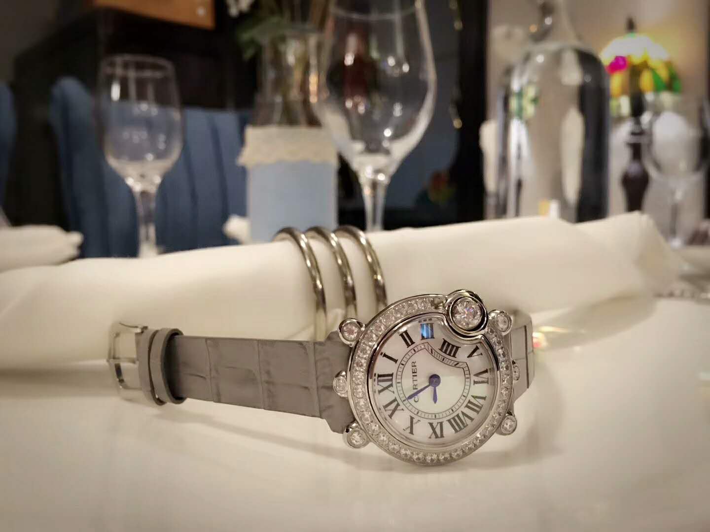 卡地亞 Cartier 藍氣球春夏女裝奶奶灰釋出，壹款不用把頭調時間的腕錶