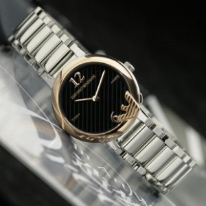 阿瑪尼 精美浮雕標誌 玫金2針簡約時尚女士手錶（斜紋黑底）